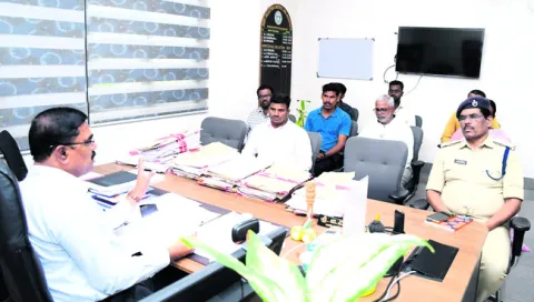 తడిసిన ధాన్యం కొనుగోలు చేస్తాం 