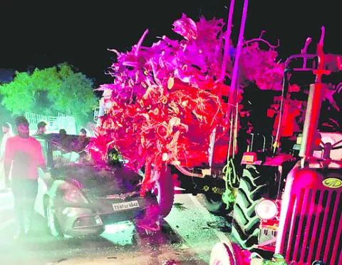 కర్రల ట్రాక్టర్‌ను ఢీకొట్టిన కారు 
