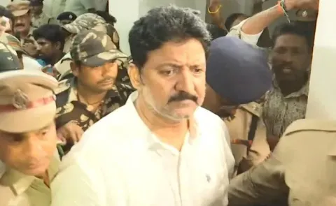 AP Police Case Filed On Vallabhaneni Vamshi3