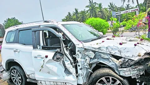 పెళ్లి బృందం కారు బోల్తా 