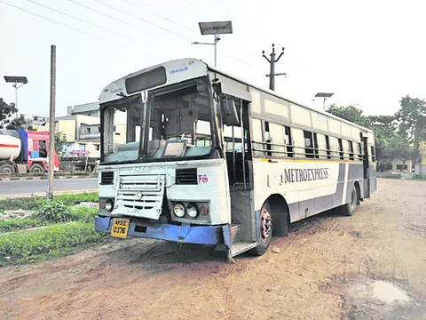 రోడ్డు ప్రమాదంలో 20 మందికి గాయాలు 