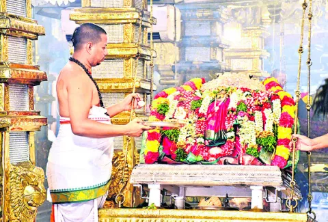 కనుల పండువగా ఊంజల్‌ సేవోత్సవం