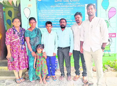 తప్పిపోయిన బాలుడి అప్పగింత
