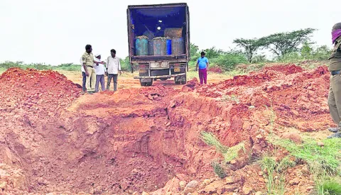 70 డ్రమ్ముల కోళ్ల వ్యర్థాల పట్టివేత