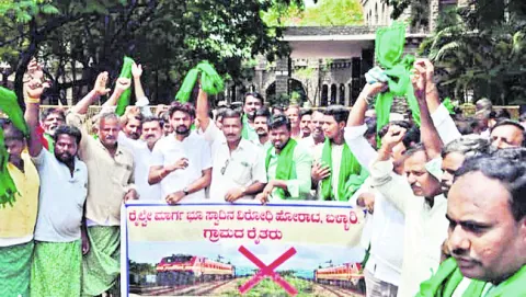 రైలు మార్గం నిర్మించవద్దని రైతుల ర్యాలీ 
