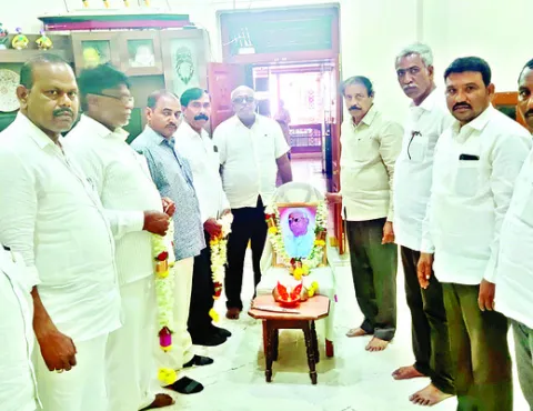 పుల్లయ్య కుటుంబానికి పరామర్శ 