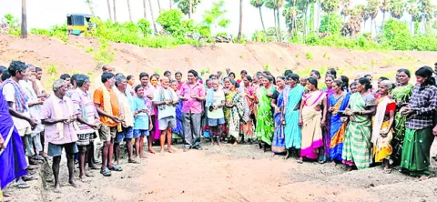 మట్టి తిని బతకాలా ? 