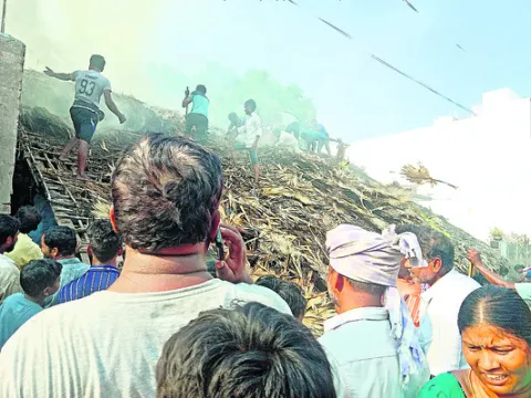 మురపాకలో నాలుగు పూరిళ్లు దగ్ధం 