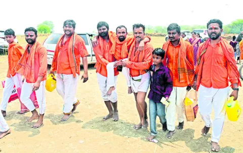 వీఐపీల సేవలో అధికార గణం