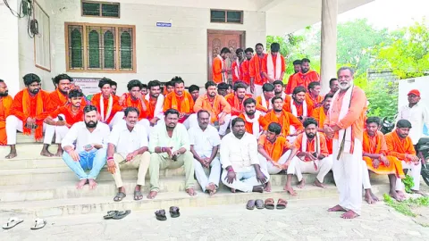 కానిస్టేబుల్‌ దాడి చేశాడంటూ ఆందోళన