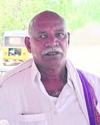 మనుమరాలిని నృత్య శిక్షణకు తీసుకెళ్తూ..
