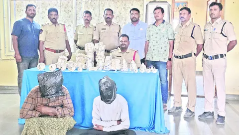 చోరీ కేసులో నిందితుల అరెస్ట్‌ 