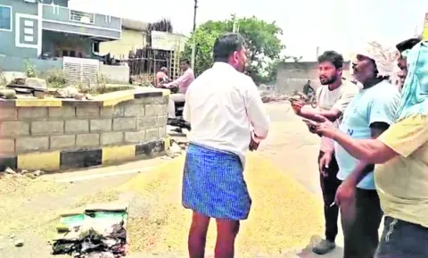 హమాలీలతో గొడవ.. వడ్లకు నిప్పుపెట్టిన రైతులు