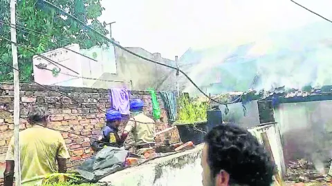 మూడు పెంకుటిళ్లు దగ్ధం