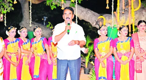 సంస్కృతి ప్రతిబింబించేలా ప్రదర్శనలు 