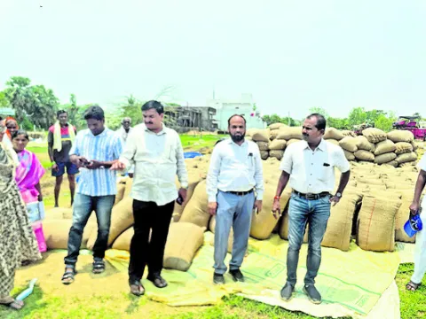 ధాన్యం త్వరగా మిల్లులకు తరలించాలి