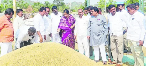 ధాన్యం కొనుగోలులో నిర్లక్ష్యం