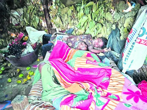 పిడుగు పడి  ముగ్గురు దుర్మరణం