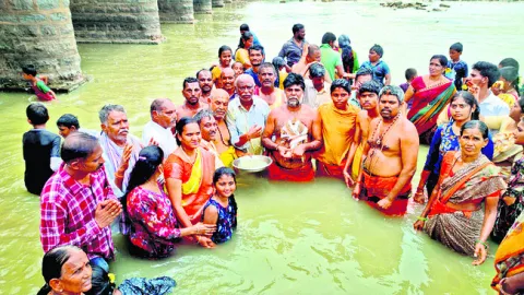 ఉత్సవమూర్తులకు చక్రస్నానం 