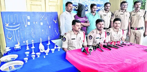 అంతర్రాష్ట్ర దొంగ అరెస్ట్‌ 