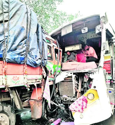 బస్సు, లారీ ఢీ : ఐదుగురికి గాయాలు
