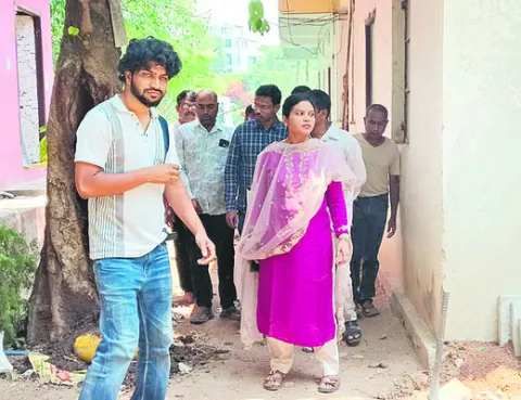 రోడ్డును ఆక్రమించి..షెడ్డు నిర్మించి 