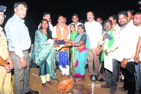 సర్వేయర్లతో భూ సమస్యలు పరిష్కారం