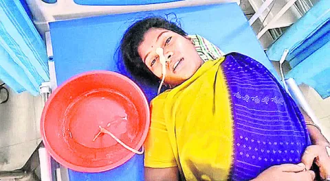 మాజీ సర్పంచ్‌ భార్య ఆత్మహత్యాయత్నం
