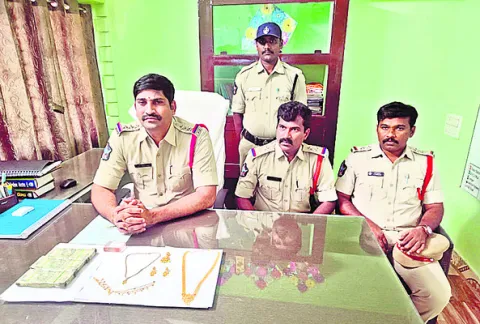ఇద్దరు మహిళా దొంగల అరెస్ట్‌ 