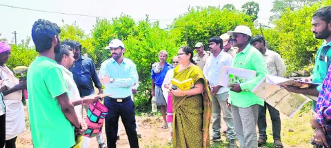 పక్కాగా భూముల రీసర్వే 
