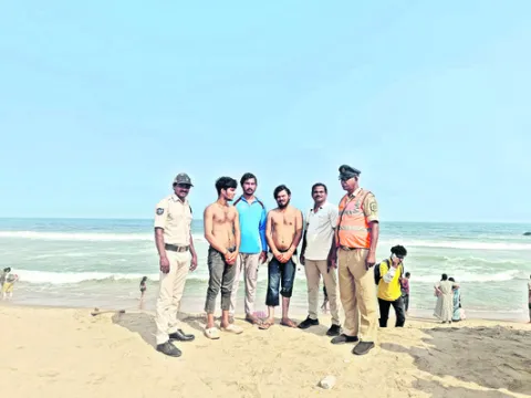 ఇద్దరు యువకులను రక్షించిన బీచ్‌గార్డ్స్‌ 