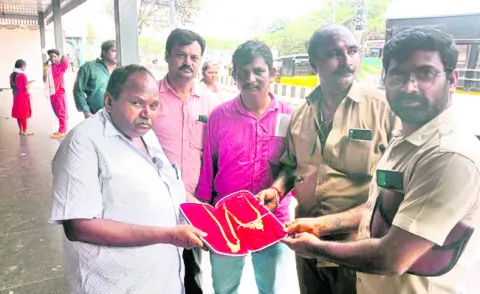 వాల్తేర్‌ డిపో కండక్టర్‌, డ్రైవర్‌ నిజాయితీ 
