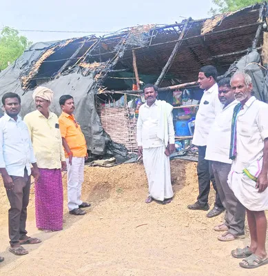 నిప్పంటుకొని గుడిసె దగ్ధం 
