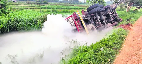 హైవే పక్కన గ్యాస్‌ ట్యాంకర్‌ బోల్తా 