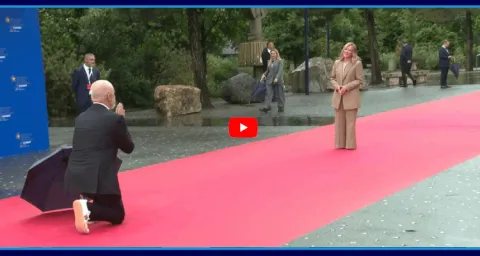 Albanian PM Edi Rama Welcomes Italian PM Giorgia Meloni On his Knees 1
