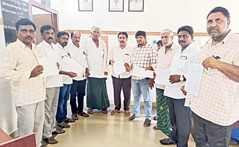 Farmers protest at Ketanakonda Secretariat
