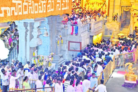 యాదగిరి క్షేత్రానికి పోటెత్తిన భక్తులు