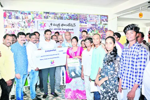 ఎస్సెస్సీ ప్రతిభావంతులకు నగదు ప్రోత్సాహకాలు 