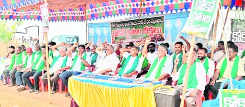 కొనసాగుతున్న కోకో రైతుల ధర్నా 