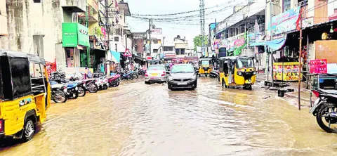 ● చెరువులను తలపిస్తున్న రోడ్లు 