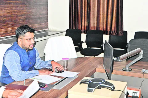 దరఖాస్తుల పరిశీలన వేగంగా జరగాలి: కలెక్టర్‌
