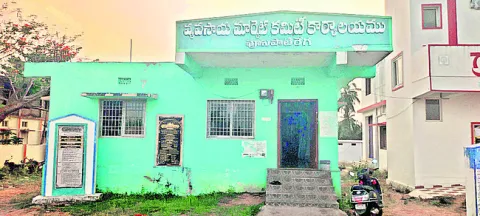 పూసపాటిరేగ ఏఎంసీకి...రాజకీయ గ్రహణం 