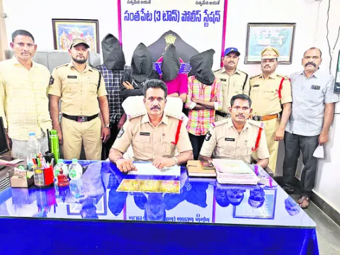 దోపిడీ కేసులో నిందితుల అరెస్ట్‌ 