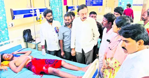 ఆటోను ఢీకొన్న లారీ 