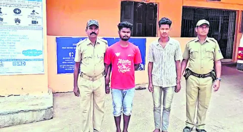 దొంగతనం కేసులో ఇద్దరు అరెస్టు 