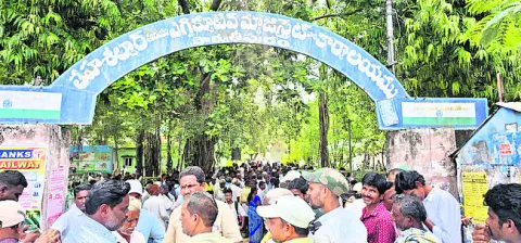 విచారణ జరిపి,  నివేదిక అందిస్తాం..: సబ్‌ కలెక్టర్‌ 

