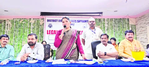 చట్టాలపై అవగాహన కలిగి ఉండాలి