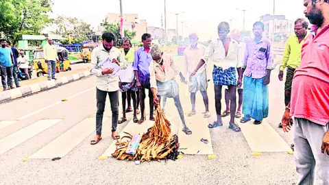 పొగాకుకు నిప్పంటించి నిరసన