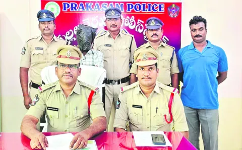 ట్రాక్టర్ల సామగ్రి దొంగకు బేడీలు