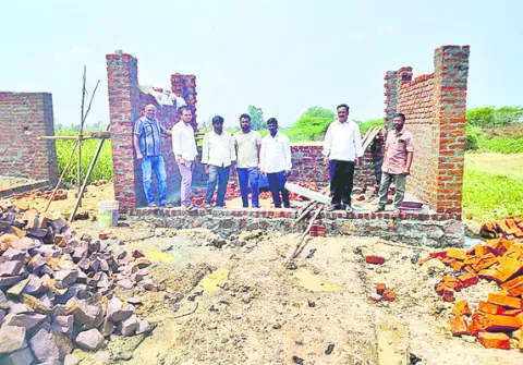 ఉపాధిలో పశువుల పాకలు